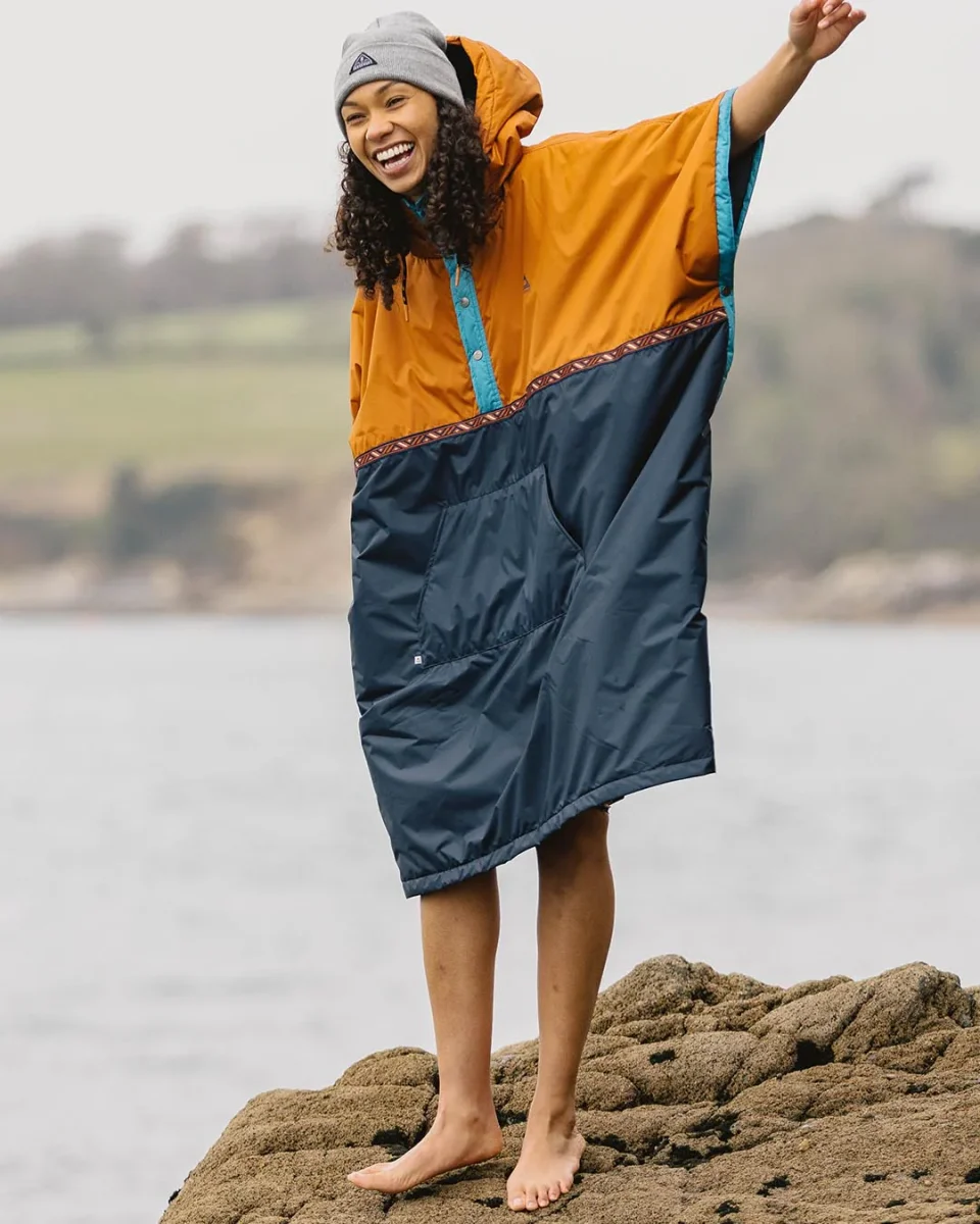 Poncho de surf Outback à enfiler - Glazed Ginger/Deep Navy – Image 4