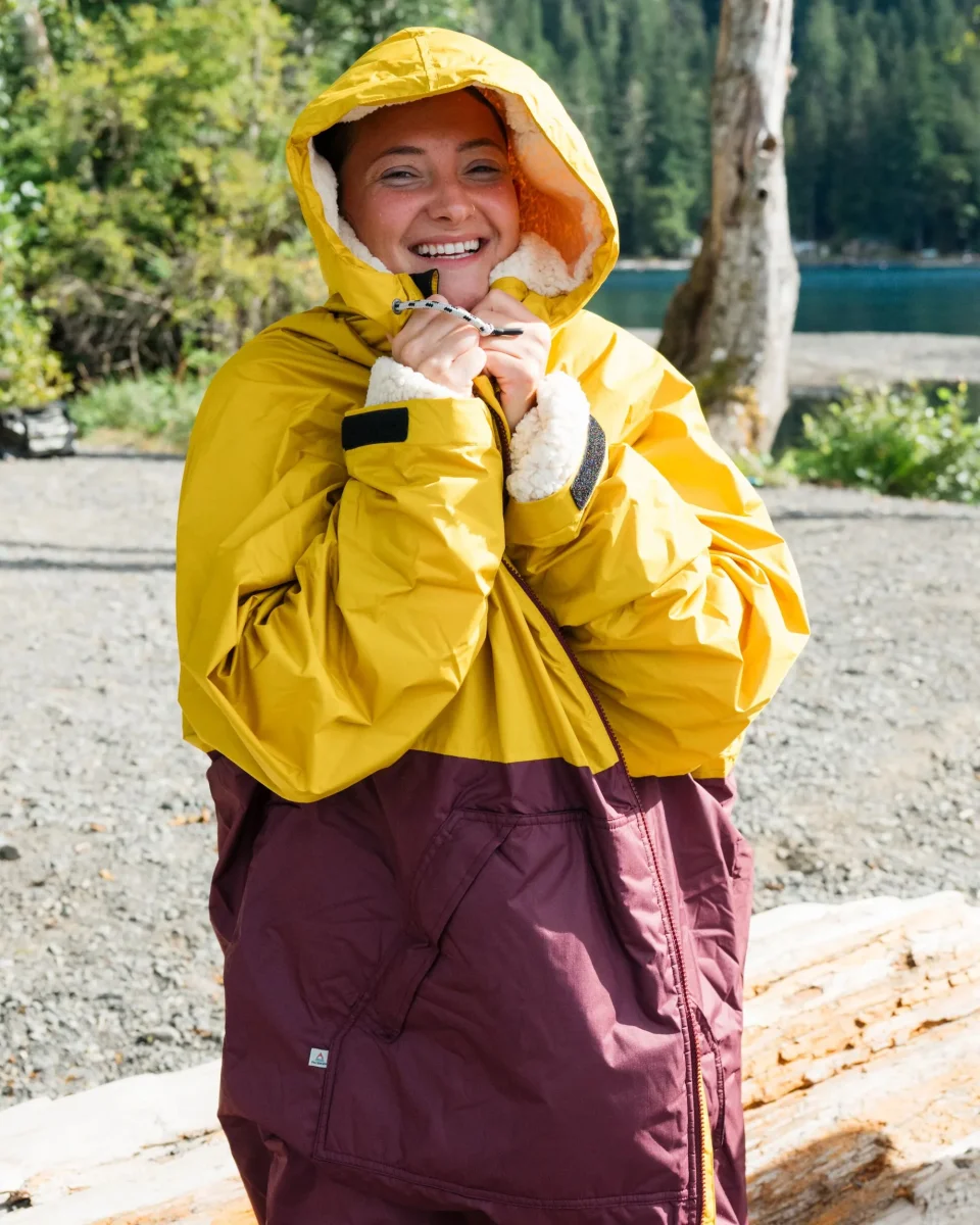 Poncho de surf Waves doublé sherpa - figue/jaune heritage – Image 5